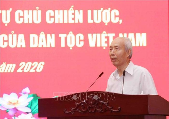 Ông Huỳnh Đảm, nguyên Chủ tịch Ủy ban Trung ương MTTQ Việt Nam tham luận tại Hội thảo. Ảnh: Xuân Khu/TTXVN.