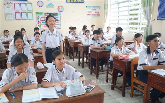 Thầy và trò Trường THCS Trần Hưng Đạo (quận Ninh Kiều) ôn tập chuẩn bị cho kỳ thi.