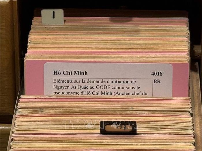 Phiếu lưu trữ mang tên Nguyễn Ái Quốc/Hồ Chí Minh trong kho tư liệu của Hội Tam Điểm Pháp. Ảnh: Hữu Chiến/PV TTXVN tại Pháp