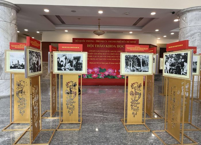 Triển lãm ảnh về cuộc đời sự nghiệp của Chủ tịch Hồ Chí Minh tại sự kiện.