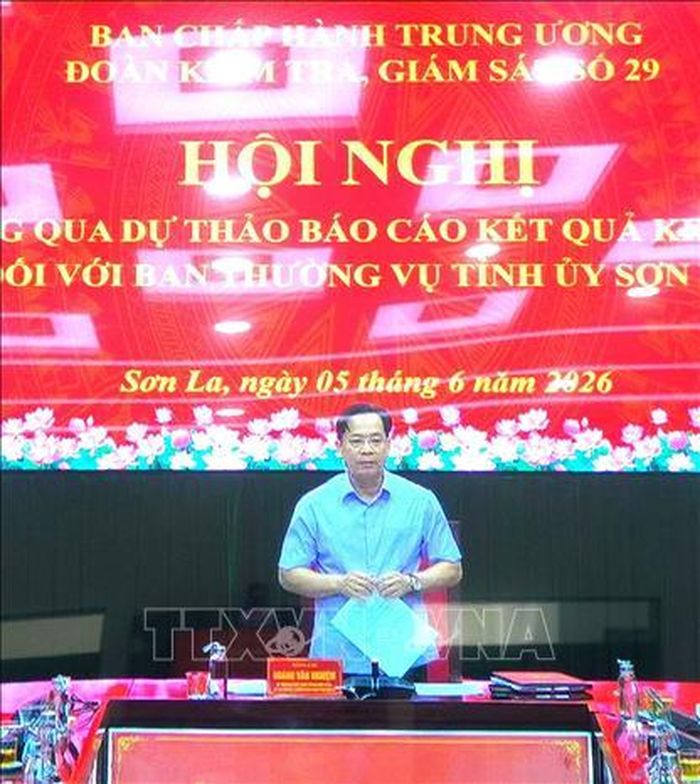 Bí thư Tỉnh ủy Sơn La Hoàng Văn Nghiệm phát biểu tại hội nghị. Ảnh: Văn Sĩ/TTXVN