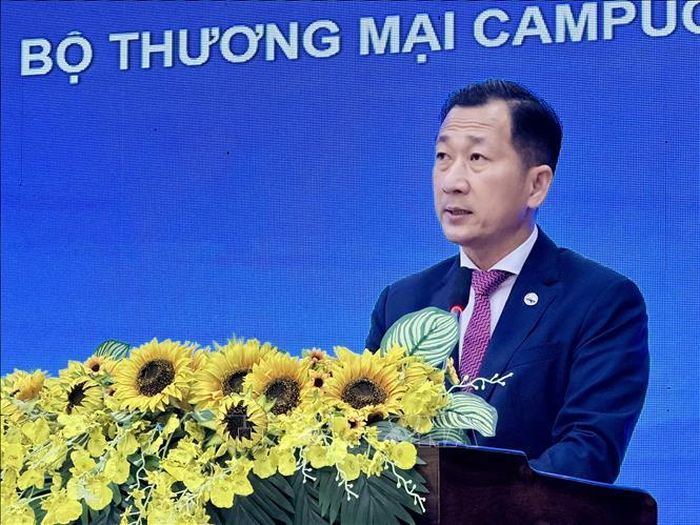 Ngài Ho Sivyong, Đặc phái viên Chính phủ, Tổng Cục trưởng Tổng cục Dịch vụ Hỗ trợ thương mại, Bộ Thương mại Vương quốc Campuchia, phát biểu tại Hội nghị.