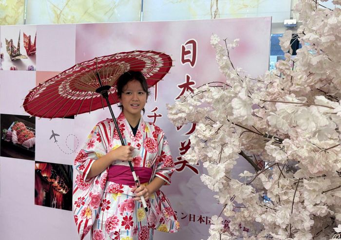 Em nhỏ trong trang phục kimono truyền thống của Nhật Bản.