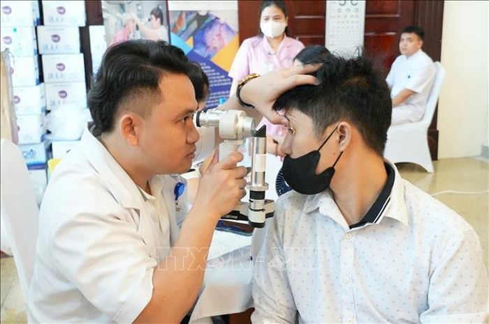 Bác sĩ khám mắt cho người dân trong chương trình khám sức khỏe định kỳ, sàng lọc miễn phí.