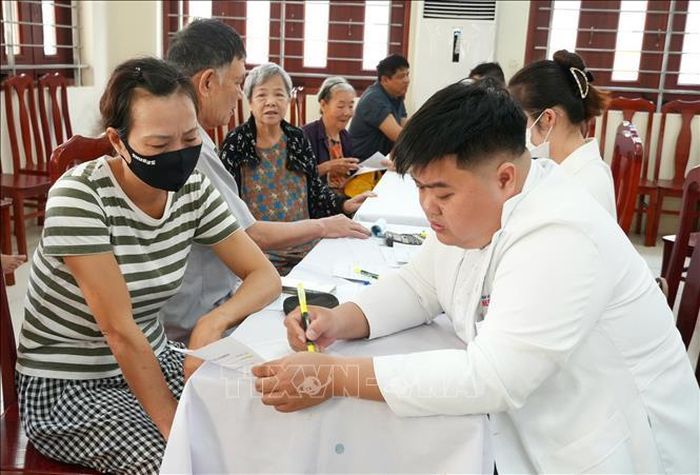 Bác sĩ tư vấn sức khỏe cho người dân sau khi khám trong chương trình khám sức khỏe định kỳ, sàng lọc miễn phí.
