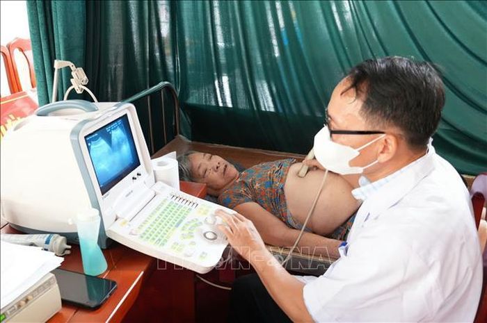 Người dân được siêu âm kiểm tra sức khỏe trong chương trình khám sức khỏe định kỳ, sàng lọc miễn phí.