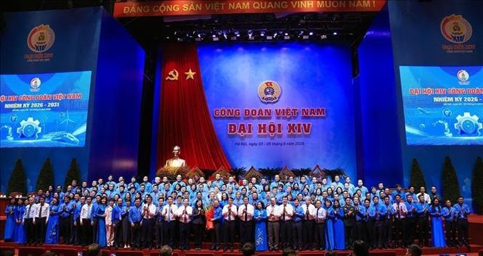 Thủ tướng Lê Minh Hưng tặng hoa chúc mừng Ban Chấp hành Công đoàn Việt Nam khóa XIV, nhiệm kỳ 2026 - 2031. Ảnh: Tuấn Anh/TTXVN