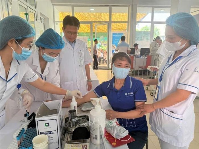 Khám bệnh cho công nhân tại khu công nghiệp phía Nam, tỉnh Lào Cai. Ảnh: TTXVN phát