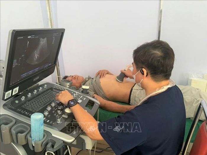 Khám Siêu âm tổng quan cho công nhân tại Khu công nghiệp phía Nam. Ảnh: TTXVN phát