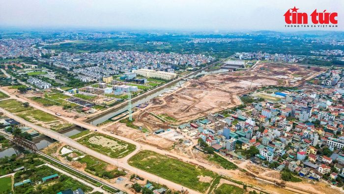 Dự án hồ điều hòa Yên Nghĩa nằm cạnh đường vành đai 4, kênh thoát nước và các khu đô thị đông dân cư.