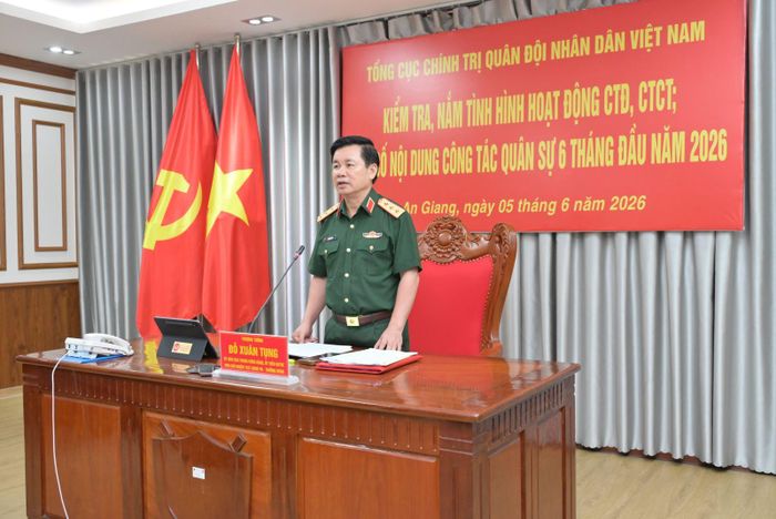 Thượng tướng Đỗ Xuân Tụng, Ủy viên Trung ương Đảng, Ủy viên Quân ủy Trung ương, Phó Chủ nhiệm Tổng cục Chính trị Quân đội nhân dân Việt Nam phát biểu kết luận kiểm tra. Ảnh Đức Thái