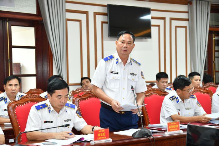 Thiếu tướng Nguyễn Văn Dũng, Bí thư Đảng ủy, Chính ủy Bộ Tư lệnh Vùng Cảnh sát biển 4 trình bày báo cáo kết quả thực hiện hoạt động CTĐ, CTCT 6 tháng đầu năm 2026. Ảnh: Đức Thái