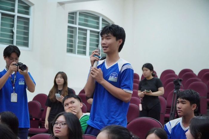 Học sinh tương tác, trò chuyện cùng các đạo diễn, nhà làm phim.