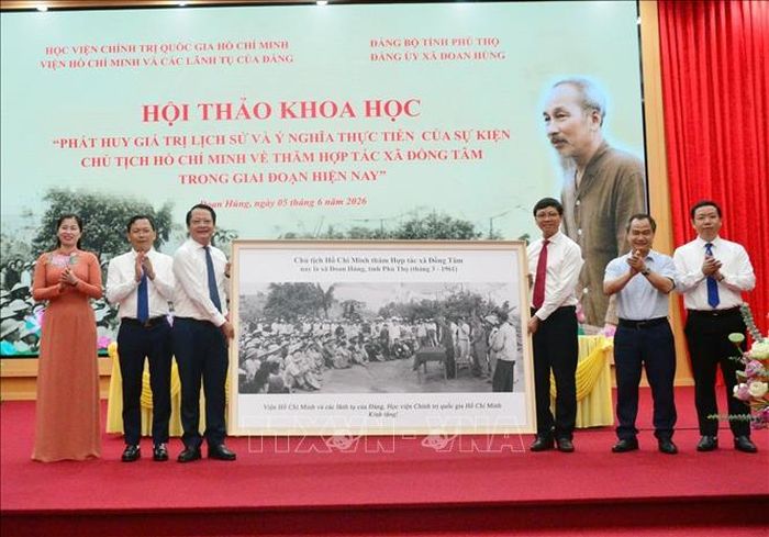 Lãnh đạo Viện Hồ Chí Minh và các lãnh tụ của Đảng tặng bức tranh Bác Hồ về thăm Hợp tác xã Đồng Tâm (Tháng 3 năm 1961).