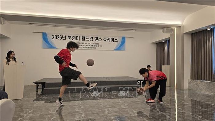 Một tiết mục biểu diễn bóng đá nghệ thuật tại sự kiện.