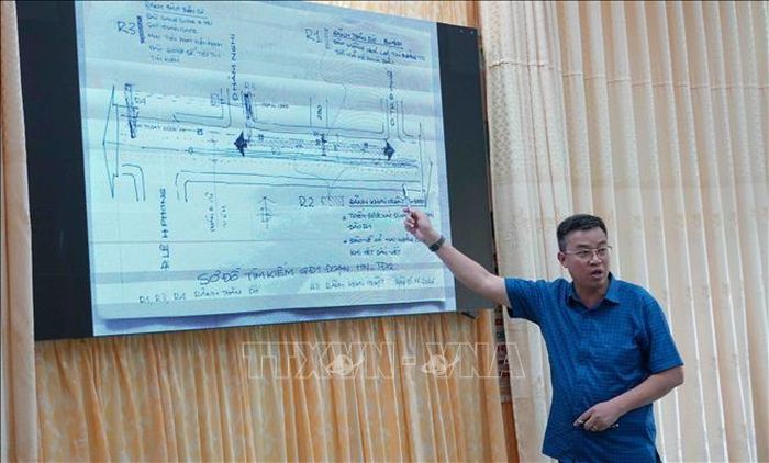 Đại tá Bùi Yên Tĩnh, Phó Cục trưởng Cục tác chiến (Bộ Tổng Tham mưu) đề xuất các vị trí đào rãnh thăm dò.