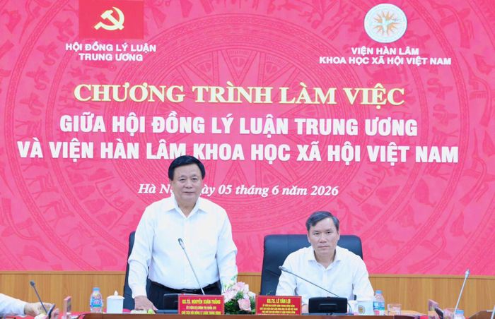 GS.TS Nguyễn Xuân Thắng, Ủy viên Bộ Chính trị khóa XIII, Chủ tịch Hội đồng Lý luận Trung ương phát biểu tại buổi làm việc.