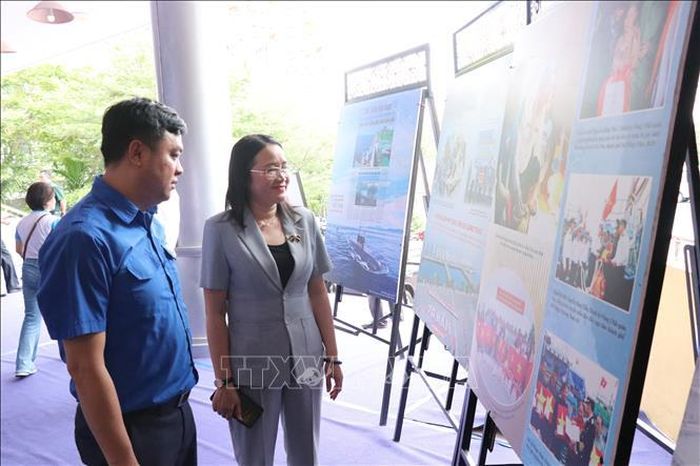 Các đại biểu tham quan không gian trưng bày triển lãm về biển đảo tại chương trình “Đà Nẵng - Vươn mình cùng biển xanh”.