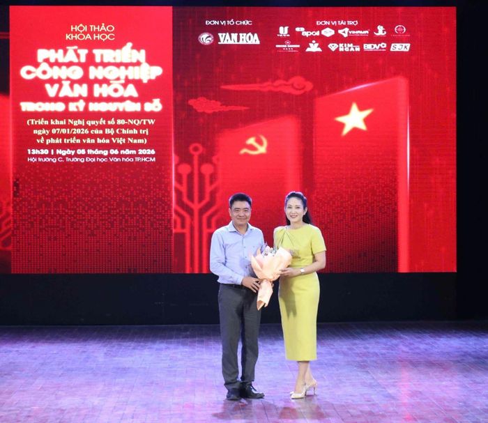 PGS.TS Lâm Nhân, Hiệu trưởng Trường Đại học Văn hóa và NSND Nguyễn Thị Thanh Thúy, Phó Giám đốc Sở Văn hóa và Thể thao TP Hồ Chí Minh.
