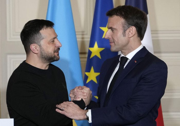 Tổng thống Pháp Emmanuel Macron (phải) trong cuộc họp báo chung với người đồng cấp Ukraine Volodymyr Zelensky tại Paris, ngày 16/2/2024. Ảnh: AFP/TTXVN