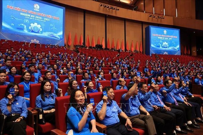 Các đại biểu biểu quyết thông qua Nghị quyết Đại hội Công đoàn Việt Nam lần thứ XIV. Ảnh: Tuấn Anh/TTXVN