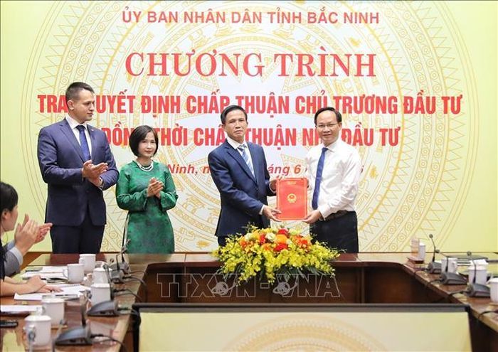 Trao quyết định Chấp thuận chủ trương đầu tư, chấp thuận nhà đầu tư cho các nhà đầu tư. Ảnh: Danh Lam/TXVN