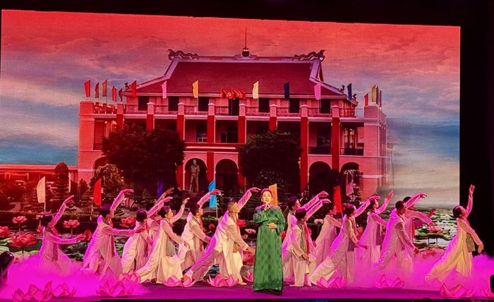 Ca sĩ, diễn viên chuyên nghiệp cùng hòa giọng với các em sinh viên, học sinh, thiếu nhi trong ca khúc "Miền Nam nhớ mãi ơn Người".