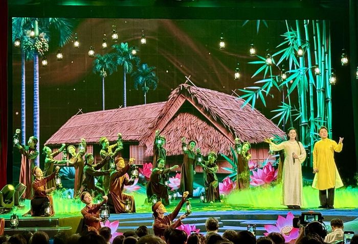 Ca khúc "Từ Làng Sen" do nghệ sĩ Quốc Đại và Thi Phượng trình diễn.