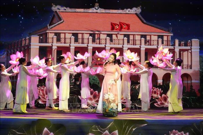 Đêm nghệ thuật “Hồ Chí Minh – Nguồn sáng dẫn đường” do đạo diễn Bình Hùng dàn dựng, với phần lời dẫn sâu sắc của nhà văn Trịnh Bích Ngân.