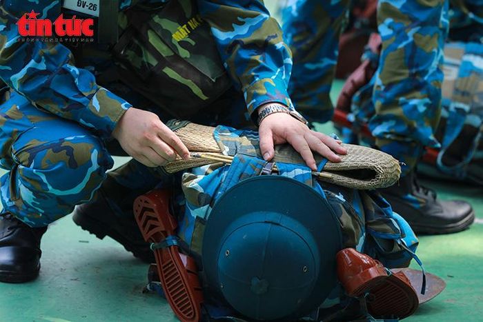 Cán bộ đơn vị cấp phát quân tư trang cho quân nhân dự bị..