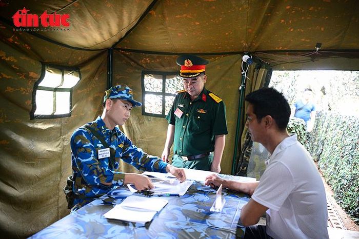 Cán bộ Trung đoàn 916 thực hiện các thủ tục tiếp nhận, kiểm tra hồ sơ quân nhân dự bị.