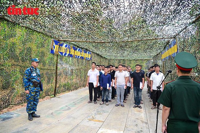 Quân nhân dự bị làm thủ tục tiếp nhận, chuẩn bị tham gia huấn luyện theo kế hoạch động viên, huấn luyện của đơn vị.