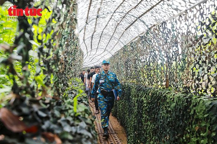 Cán bộ Trung đoàn 916 hướng dẫn quân nhân dự bị di chuyển vào khu vực tiếp nhận, biên chế.
