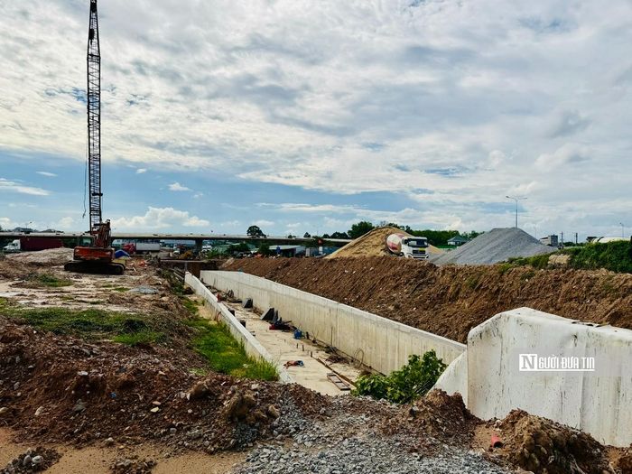 Theo ghi nhận của Người Đưa Tin, ngoài việc hoàn thành tuyến vòng xoay trên cao. Hiện nay, đơn vị thi công đang tập trung xây dựng hầm chui xuyên tuyến Mỹ Phước Tân Vạn. Hầm chui này khi hoàn thành sẽ giúp các phương tiện lưu thông thẳng đến các khu công nghiệp như Sóng Thần 2,3; khu công nghiệp VSIP 2...