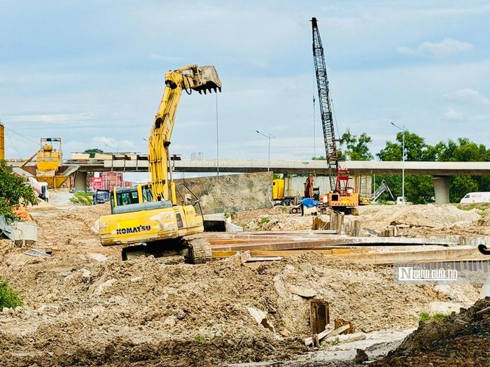 Nhà thầu huy động nhiều máy móc, nhân lực đẩy nhanh tiến độ dự án.