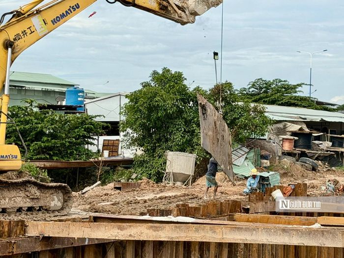Thời điểm đầu tháng 6/2025, hàng chục công nhân, máy móc công trình đang tập trung tại nút giao trên, triển khai thực hiện các giai đoạn của dự án.
