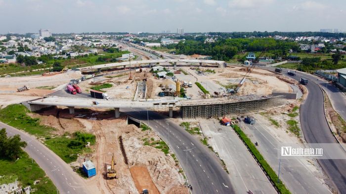 Hệ thống vòng xoay cầu trên cao nút giao Bình Chuẩn được đánh giá là đồ sộ nhất tuyến Vành Đai 3, Tp.HCM.