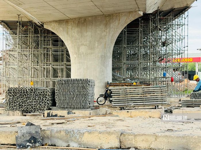 Đoạn cầu vòng xoay cuối cùng đang được đơn vị thi công chuẩn bị dầm đổ bê tông đồng bộ toàn cầu vòng xoay trên cao và nối xuống đường Mỹ Phước Tân Vạn.