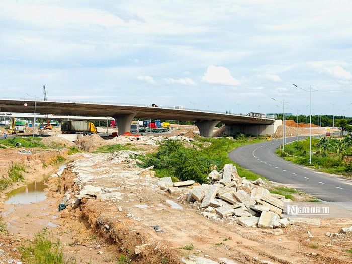 Hệ thống cống thoát nước đã cơ bản hoàn thành, nhiều đoạn đang được đắp đất, lu lèn nền đường để chuẩn bị thi công mặt đường.
