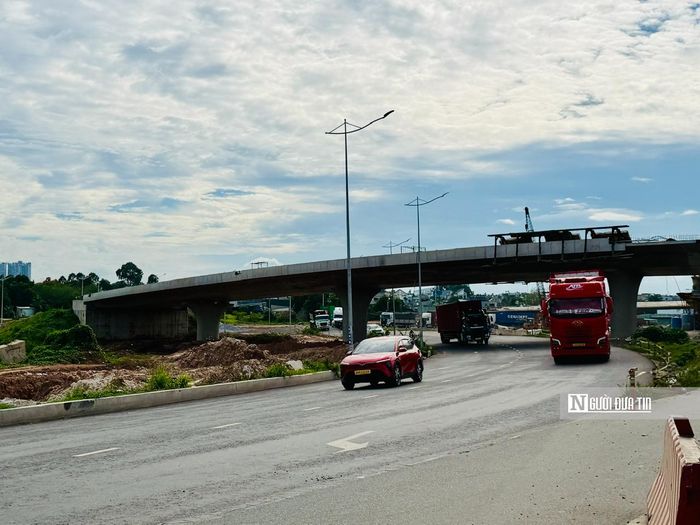 Các phương tiện giao thông qua khu vực trên hiện nay đã thoải mái hơn, hạn chế cảnh ùn tắc vì đã được phân tuyến, phân làn.