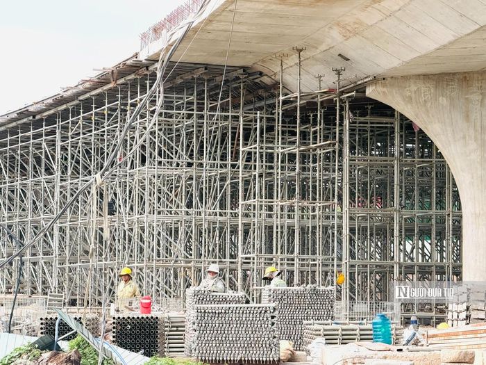 Công nhân thi công lắp đặt hệ thống trụ điện tại nút giao Bình Chuẩn để phục vụ hạ tầng giao thông dự án đường Vành đai 3 Tp.HCM.