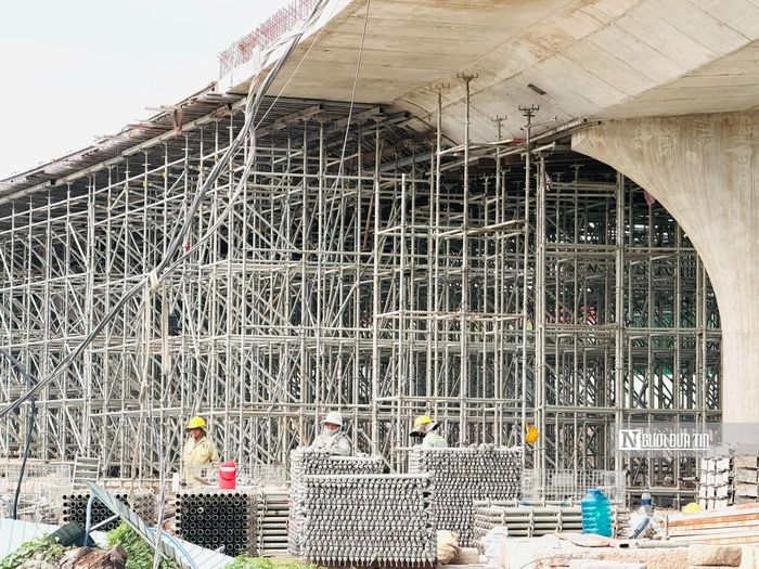 Các dầm bê tông của cầu vượt bắc qua đường Mỹ Phước - Tân Vạn đang được đúc và tập kết tại công trường. Khi hoàn thành, các hạng mục này sẽ hình thành vòng xoay trên cao, giúp tách bạch các dòng phương tiện và giảm thiểu xung đột giao thông tại khu vực nút giao.