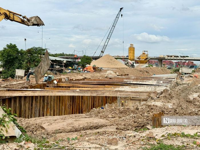 Theo thông tin từ Ban Giao thông Tp.HCM, nút giao trên vẫn chậm so với tiến độ đề ra do nhiều vấn đề, trong đó việc thiếu nguyên vật liệu xây dựng đã làm dự án phải "tụt lại".