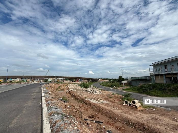 Đơn vị thi công đang tiến hành hoàn tất tuyến đường ven, đường dẫn nâng cấp mở rộng Mỹ Phước Tân Vạn (từ giao lộ Nguyễn Thái Bình đến đường Thuận Giao 05 khoảng 2km) từ 6 làn xe lên 12 làn xe nhằm bảo đảm năng lực thông hành đồng bộ với quy mô của tuyến Vành đai 3.