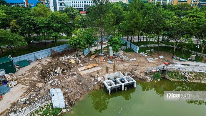 Hiện các đơn vị thi công đang đẩy nhanh tiến độ xây dựng trạm bơm, bể điều tiết và hệ thống thoát nước trong khu vực hồ điều hòa của công viên Cầu Giấy.