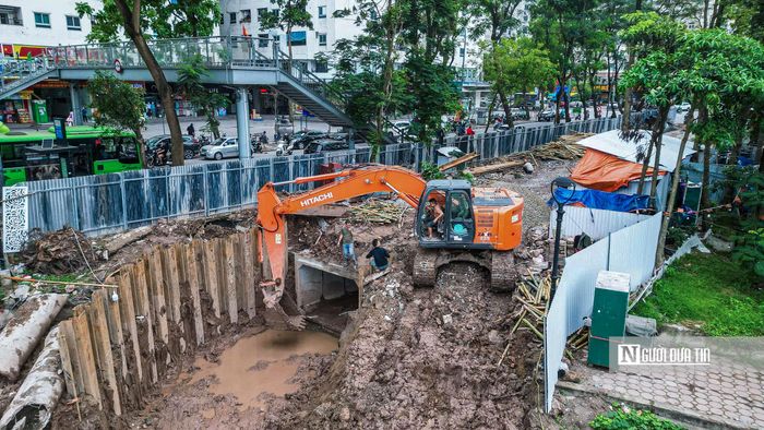 Theo ghi nhận, một phần công viên hiện được quây tôn để phục vụ thi công dự án cải tạo hạ lưu sông Kim Ngưu, kết nối với trạm bơm Yên Sở.
