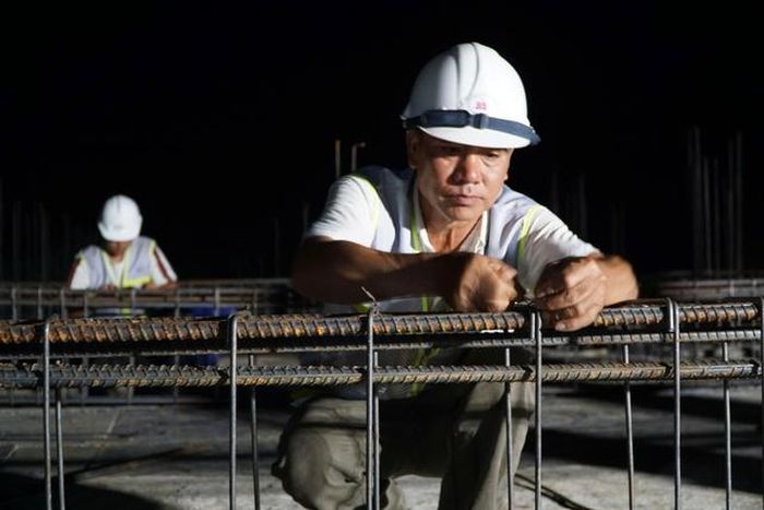 Tổ chức nhiều mũi thi công cả ngày lẫn đêm giúp đẩy nhanh tiến độ các dự án.