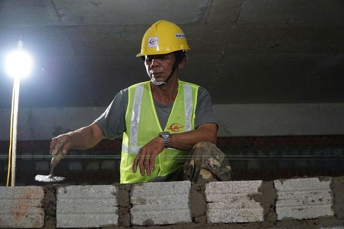 Mỗi buổi tối có 40-50 công nhân làm việc từ 17 giờ đến 21 giờ.
