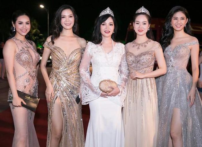 Năm 2018, Hoa hậu Thiên Nga (váy trắng) về nước nhân dịp kỷ niệm 30 năm Hoa hậu Việt Nam.