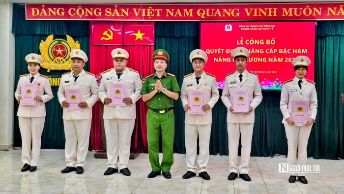 Đại tá Nguyễn Đức Minh trao quyết định nâng bậc lương, thăng cấp bậc hàm sĩ quan nghiệp vụ cho 15 cán bộ, chiến sĩ thuộc đơn vị.